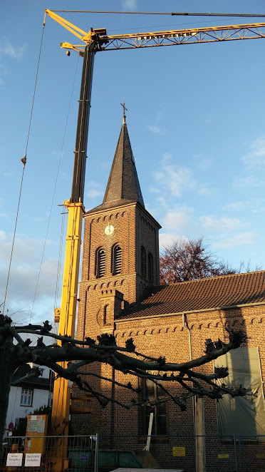 Kran & Kirche im Sonnenschein